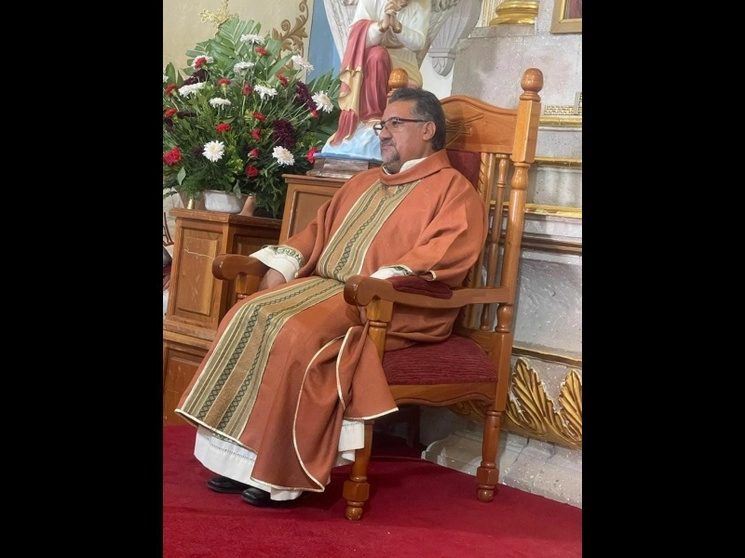 El sacerdote Javier García Villafaña, fue ultimado a balazos cuando circulaba en un vehículo sobre la carretera Cuitzeo-Capacho. Foto tomada de Facebook Parroquia De San Fco Curungueo
