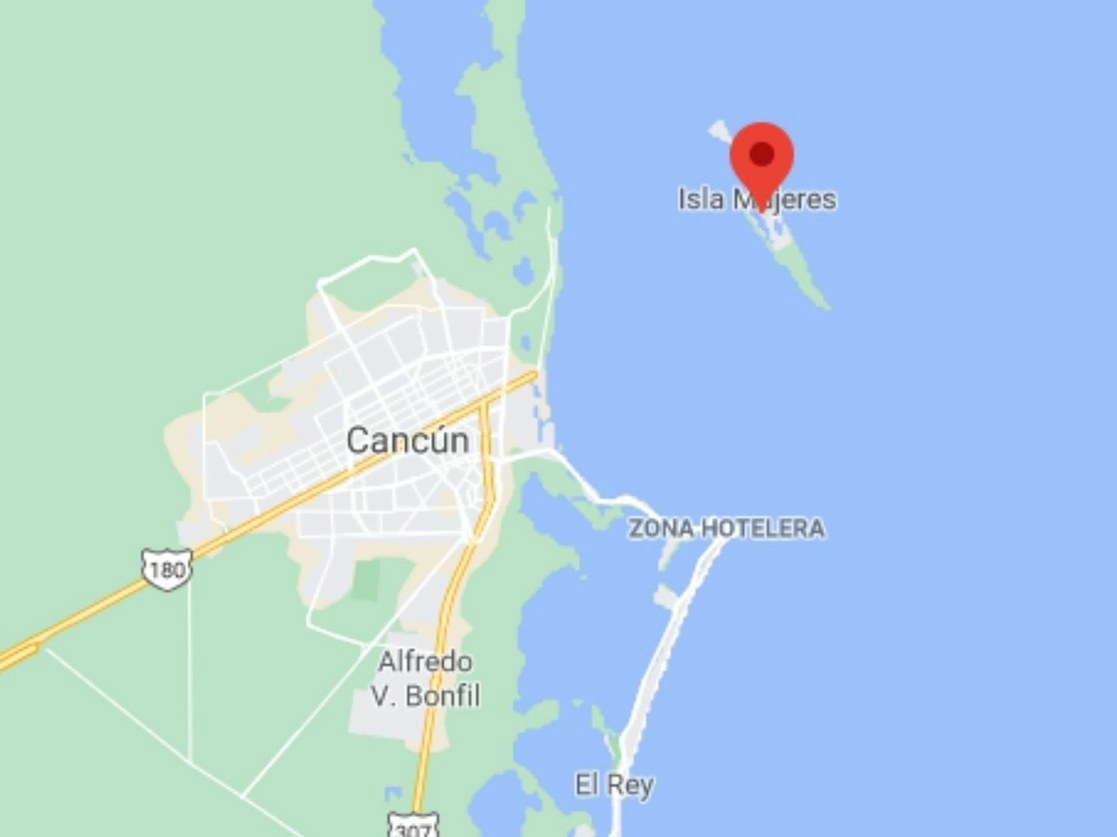 La candidata suplente a la presidencia municipal de Isla Mujeres por el partido Redes Sociales Progresistas, Flor de María Ballina Sánchez, fue asesinada con arma de fuego en el bar Casa Blanca. Imagen tomada de Google Maps