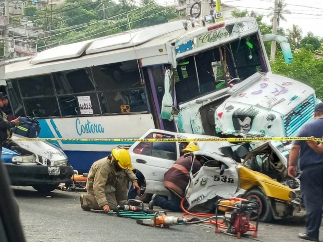 La agresión provocó la muerte del operador y que el camión se saliera de control, invadiera el carril contrario y se impactara contra dos vehículos compactos, en Acapulco, Guerrero. Foto tomada del Twitter de @espiyaya
