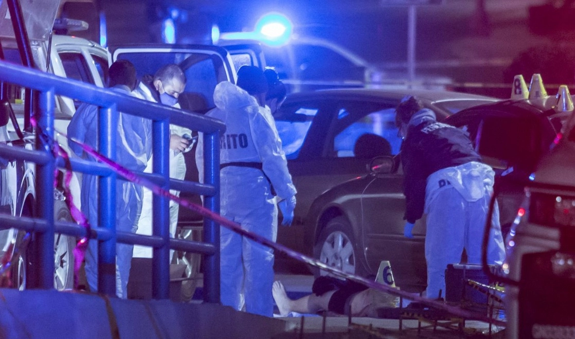 Policías de la Agencia Estatal de Investigaciones confirmó el homicidio en la colonia Cerro Azul. Foto Cuartoscuro