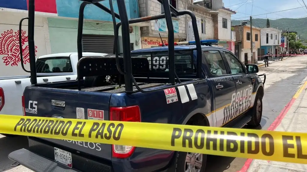 Dos hombres fueron asesinados el domingo 14 de julio en calles de la colonia colonia Lázaro Cárdenas del Río, en el municipio de Cuernavaca, Morelos. Foto 'La Jornada'
