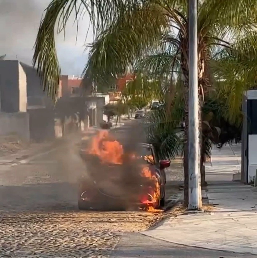En Villa de Álvarez, Colima, se registraron incendios de vehículos. Foto Juan C. Flores