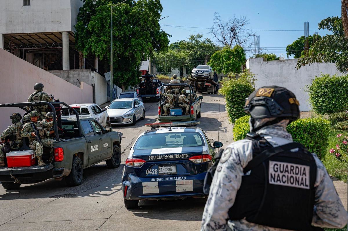 Elementos de la Secretaría de la Defensa Nacional, así como de Seguridad Pública y Protección Ciudadana acudieron al lugar para acordonar el área donde quedó el automóvil y al interior la persona asesinada.

