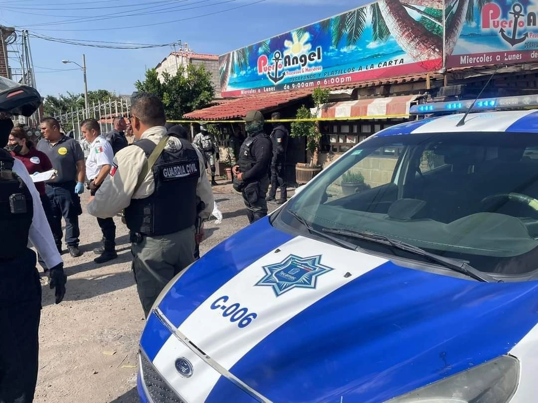 La policía del Estado de México investigan el homicidio de cuatro personas en un restaurante de Tecámac. Foto La Jornada