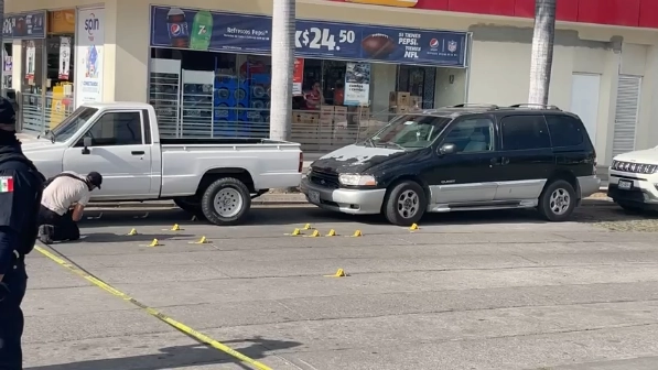
El ex funcionario de la SSP de Colima y el ex policía fueron agredidos en la Avenida de la Paz, colonia Santa Bárbara, en la capital del Estado. Foto Juan Carlos Flores 
