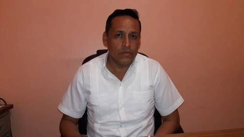 Eliseo Jesús Memije Martínez, delegado de la Comisión Estatal de Derecho Humanos, en su oficina ubicada de Tecpan de Galeana, Guerrero. Foto 'La Jornada' / Archivo
