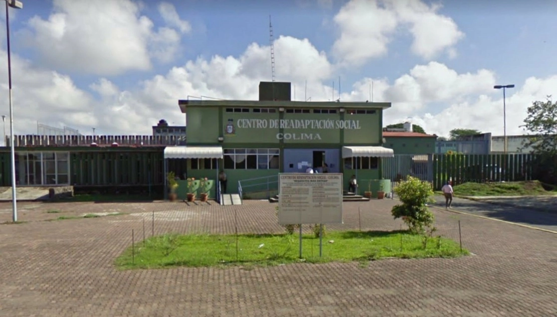 La escolta del director del Cereso de Colima también perdió la vida, aunque logró abatir a uno de los agresores. Imagen tomada de Google Street View
