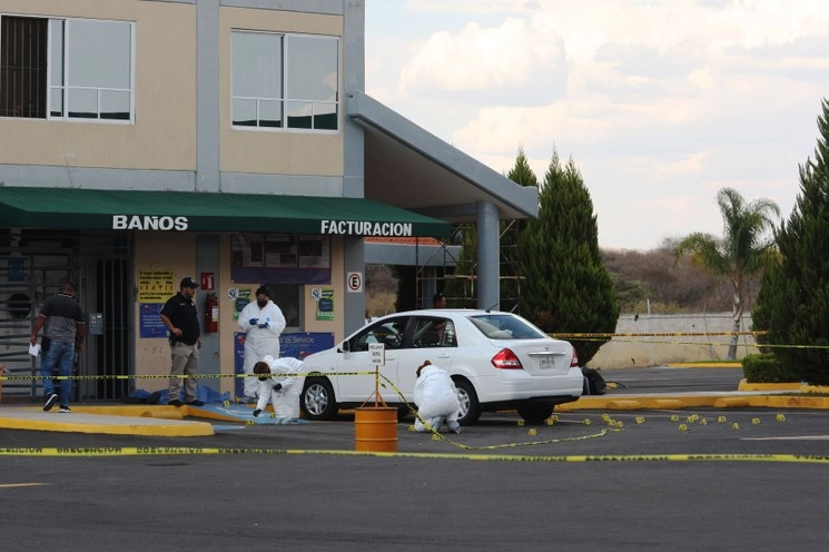 Personal del Instituto Jalisciense de Ciencias Forenses trabaja en el levantamiento de indicios en la gasolinera donde fue asesinado el Comisario del municipio de Jalostotitlán . Foto Arturo Campos Cedillo