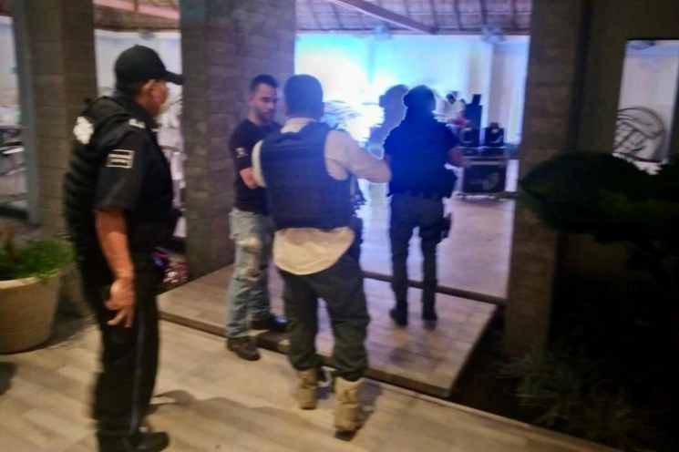 En la imagen, el salón donde un grupo armado irrumpió un baile del grupo musical La Calle, y disparó indiscriminadamente contra los presentes. Foto AVC noticias