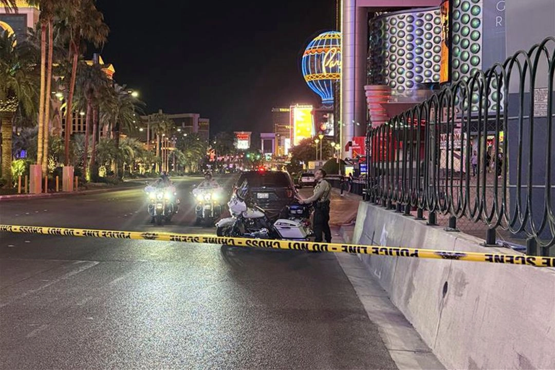 Oficiales de la Policía Metropolitana de Las Vegas investigan la escena de un tiroteo en el Strip que dejó dos muertos el lunes 9 de junio de 2025, en Las Vegas.