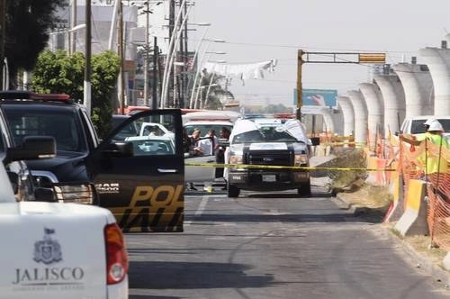 En imagen de archivo, escena del crimen donde ultimaron a tres agentes municipales de Tlaquepaque, Jalisco. Foto Arturo Campos Cedillo