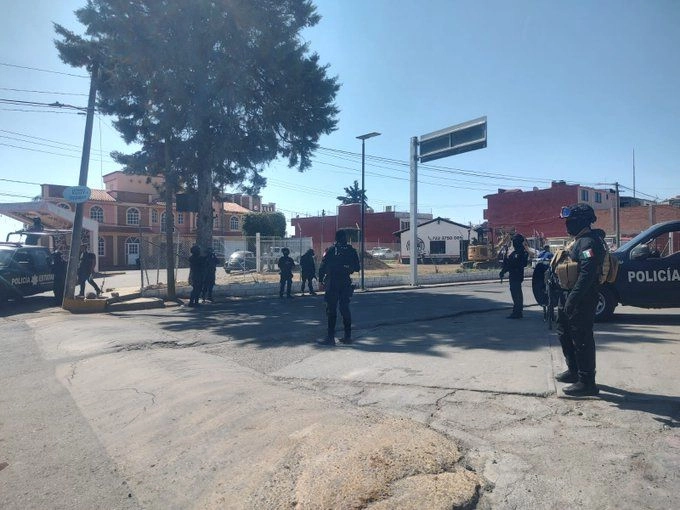 Los cadáveres de los policías fueron encontrados frente a los campos de futbol de Chicoloapan, Estado de México. Foto Tomada de X 