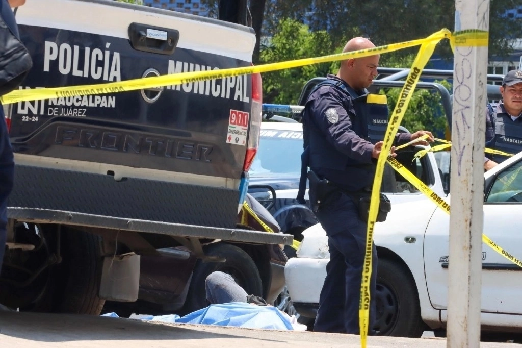 Policías de Naucalpan en el levantamiento de un cuerpo en imagen de archivo. Foto Cuartoscuro/ archivo