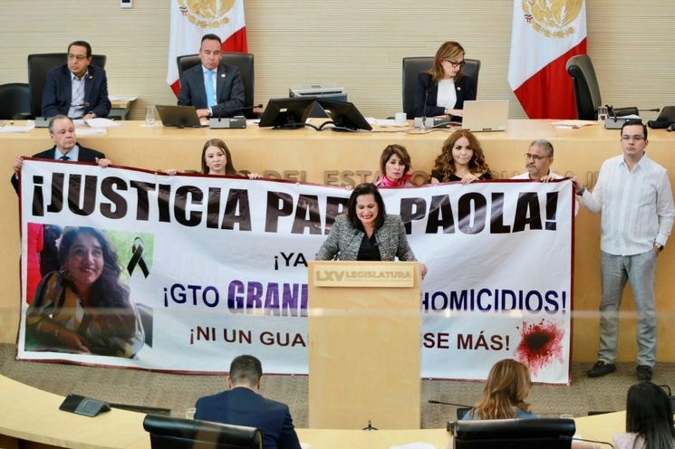 En la sesión del pleno del Congreso local, la fracción parlamentaria de Morena desplegó una manta con la leyenda “Justicia para Paola”. Foto La Jornada.