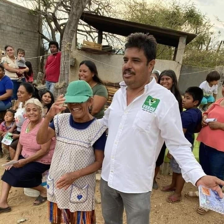 El político en tiempos de campaña durante los pasados comicios, en imagen tomada de sus redes sociales.