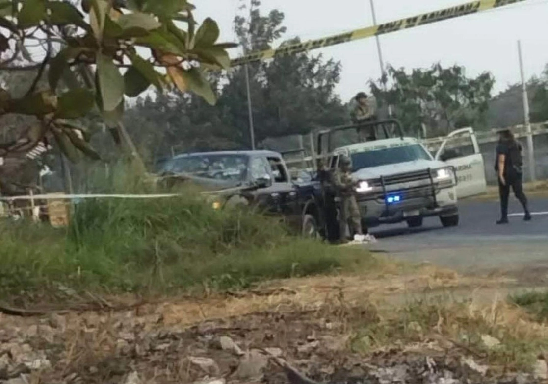 La tarde de este domingo murieron siete personas, entre ellas dos menores, tras una persecución y balacera en la zona de Las Bajadas en el Puerto de Veracruz. Una camioneta negra donde viajaba una familia recibió aproximadamente 70 disparos, por lo que todos los tripulantes fallecieron por los impactos de bala. Foto Cuartoscuro