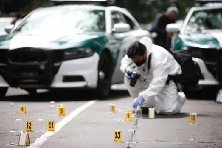 Personal forense en el lugar de un homicidio en imagen de archivo. Foto Alfredo Domínguez