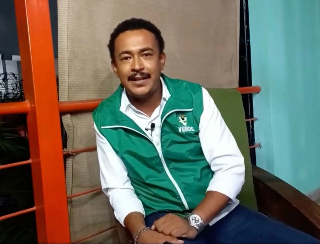 El ex secretario general del ayuntamiento de Atoyac de Álvarez y ex candidato del Partido Verde a alcalde de dicha comunidad, Guillermo Ortega Cisneros, fue asesinado a balazos anoche afuera de su domicilio. Foto tomada de un video a través de https://www.facebook.com/partidoverdeatoyac / Archivo
