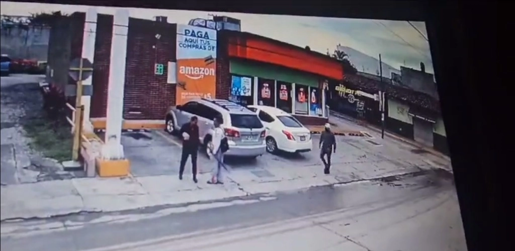 El sujeto de la derecha asaltó y mató al ex tesorero. Foto captura de pantalla de videograbación