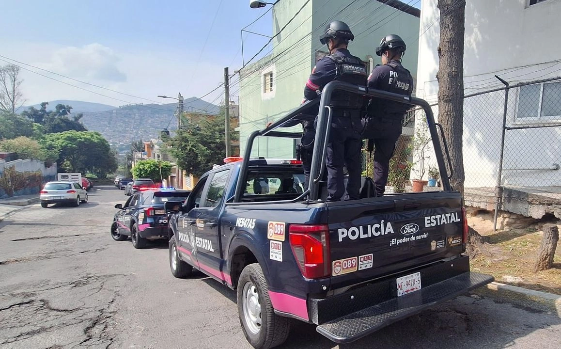 Elementos de la Policía Municipal y estatal acordonaron el área. Personal de la Fiscalía General de Justicia del estado de México acudió para realizar el levantamiento del cuerpo.