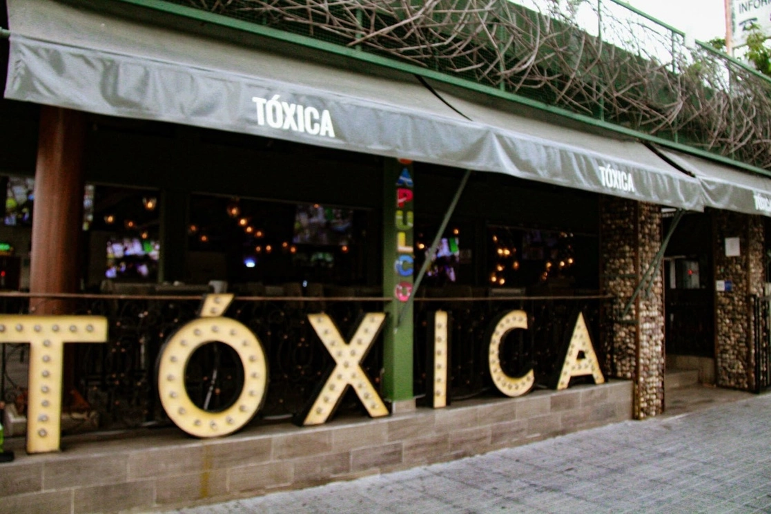 Versiones señalan que en la madrugada del domingo, hombres armados lo atacaron cuando salía de la discoteca Tóxica, de su propiedad, antes de abordar su automóvil, un BMW color azul. Foto tomada de la cuenta de Facebook @ToxicaAca