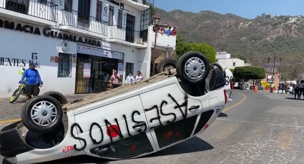 Familiares y vecinos de la niña asesinada en Taxco de Alarcón, Guerrero, voltearon el vehículo en donde se presume retuvieron a la menor. Foto ‘La Jornada’ 