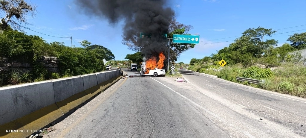 Cuerpos de emergencia rescataron el cadáver de la víctima del auto en llamas. Foto 'La Jornada'