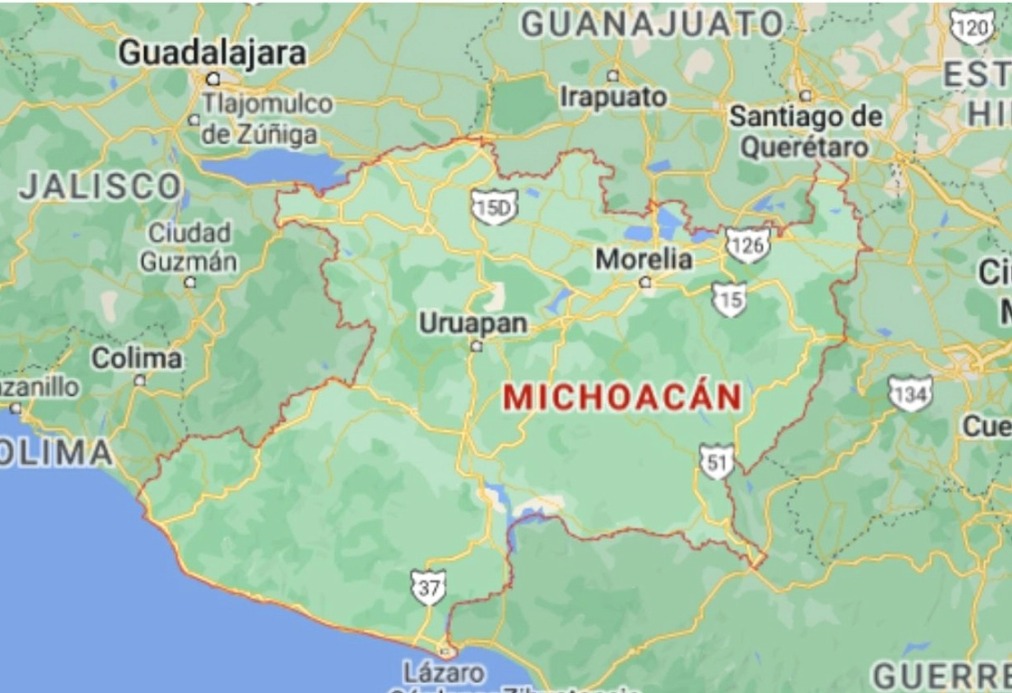 La mujer fue asesinada cuando estacionaba su vehículo en un estacionamiento de una tienda en Uruapan, Michoacán, cuando al menos dos sujetos armados le dispararon en varias ocasiones. Imagen tomada de Google Maps