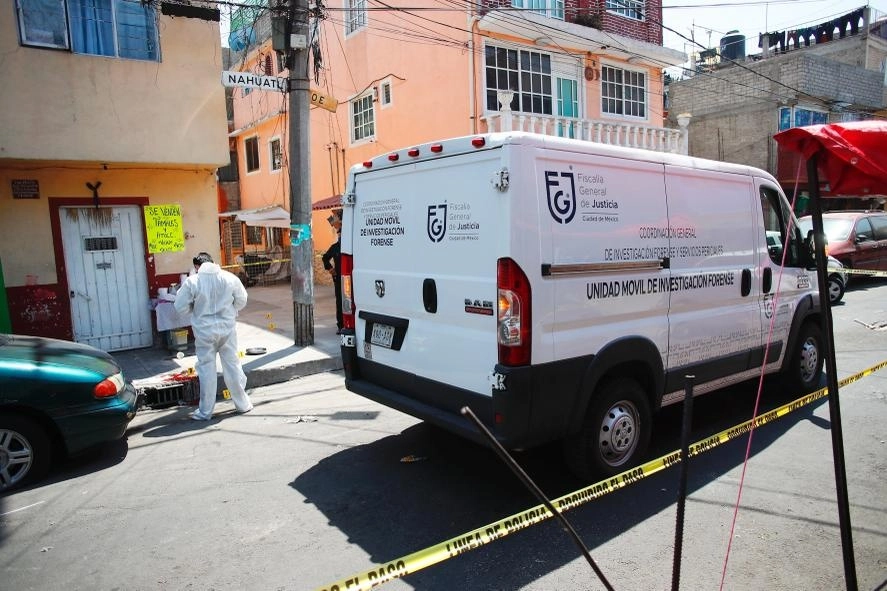 El 13 de marzo, una mujer que vendía tamales en una esquina de la calle Náhuatl en Iztcalco, fue asesinada por desconocidos que se dieron a la fuga. Foto Víctor Camacho / Archivo