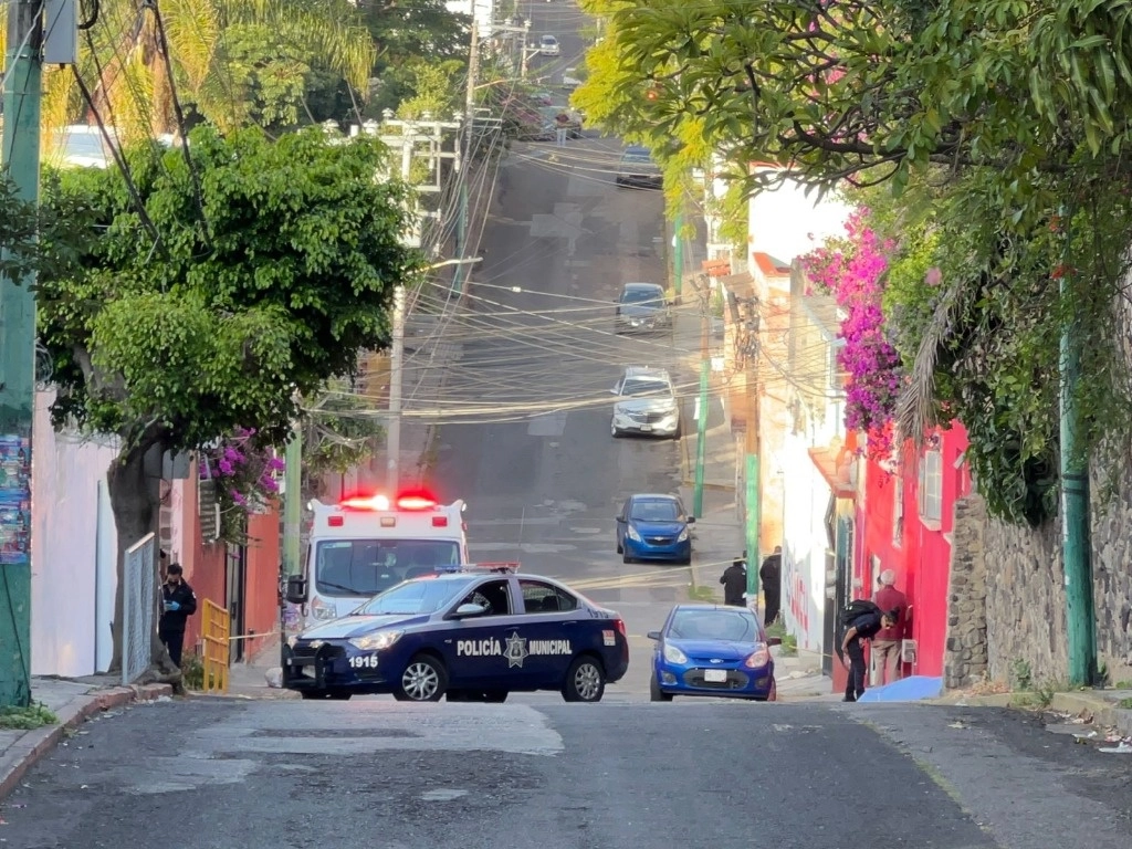 Sujetos armados se robaron la camioneta de la víctima luego de dispararle; el hecho ocurrió en la calle Cuauhtemotzin de Cuernavaca, Morelos. Foto ‘La Jornada’


