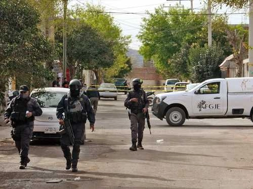 Agentes en un operativo. Foto Alfredo Valadez/ archivo