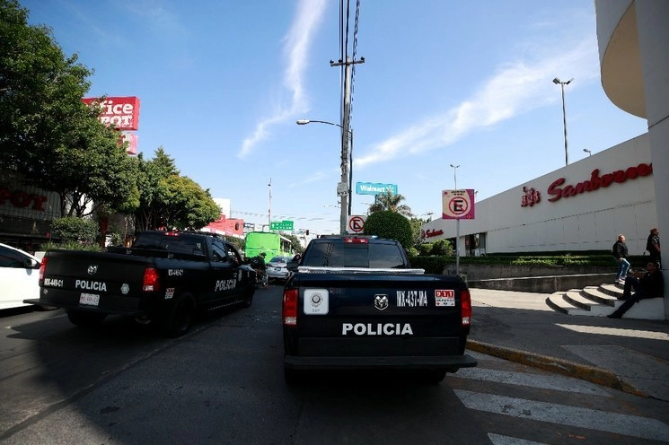 Un policía auxiliar fue asesinado por un ladrón a transporte público en la colonia Lindavista, en Gustavo A. Madero, luego de que el uniformado pretendió frustrar
el asalto a los pasajeros. Foto Alfredo Domínguez / Archivo
