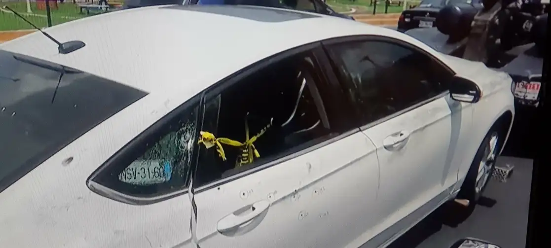 Se presume que los hombres que viajaban en el automóvil hacían labores de escolta a una camioneta de carga. La parte trasera recibió varios disparos de arma de fuego cuando atravesaban un bajo puente en Circuito Interior, sobre la avenida Oceanía de la alcaldía Gustavo A. Madero, Ciudad de México, el 24 de septiembre de 2021. Foto tomada del Twitter de @ExMonitores 