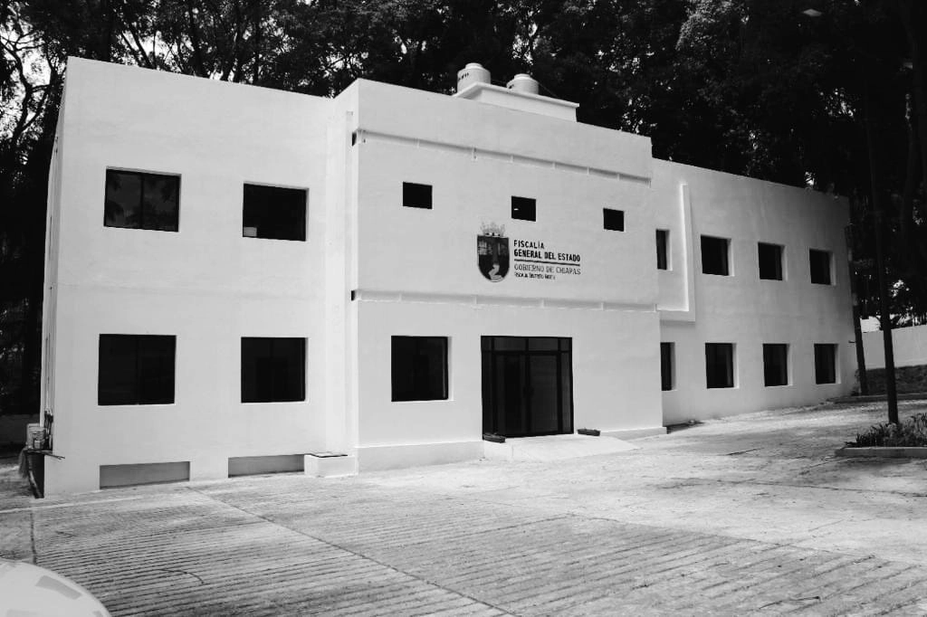 La FGE manifestó que "elementos de la Policía de Investigación, Policía Municipal y Policía Estatal Preventiva se trasladaron al lugar para realizar las primeras diligencias, el levantamiento del cadáver y los actos de investigación correspondientes con el propósito de fincar responsabilidades". Foto Facebook Fiscalía General del Estado de Chiapas 