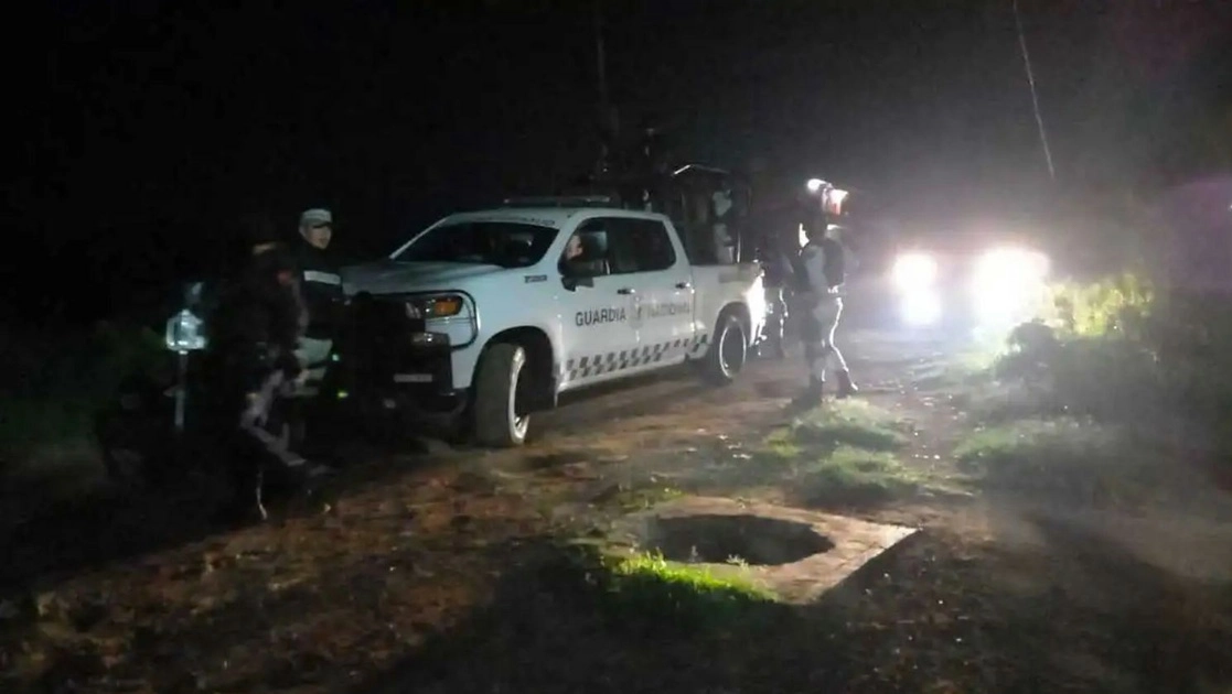 Agentes de seguridad pública y personal paramédico verificaron que en el exterior de la finca yacían sin vida cuatro masculinos y una femenina. Foto tomada de Twitter