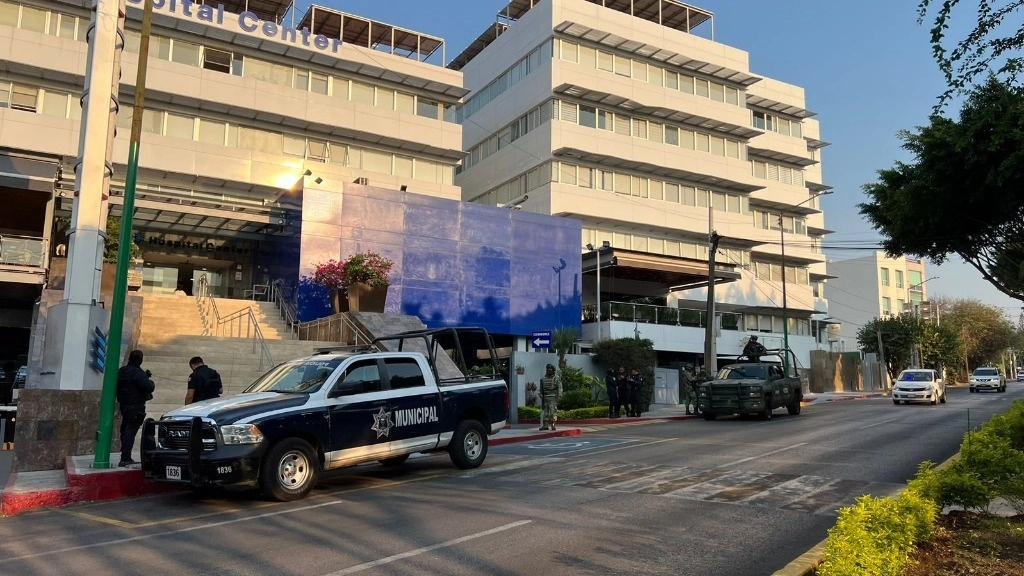 Un comando de 10 sujetos armados irrumpieron en el hospital Center Vista Hermosa de Cuernavaca, donde ingresaron al área de urgencias para rematar a un hombre que había sido atacado a balazos el sábado pasado. Foto Rubicela Morelos