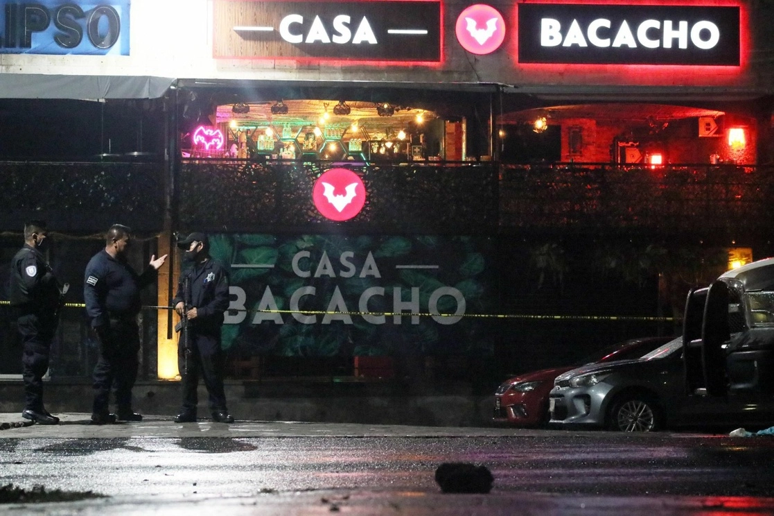 Policías resguardan la escena de los asesinatos que sucedieron en la madrugada de hoy en Cuernavaca. Foto Cuartoscuro
