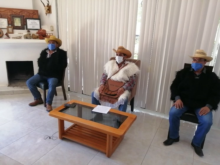 El presidente municipal de Chamula Ponciano Gómez, al centro; el juez Víctor López (izquierda) y el comandante de la policía, Manuel Gómez, a su derecha. Foto Elio Hernríquez