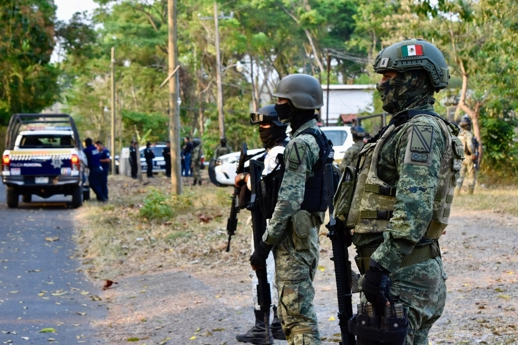 Autoridades localizaron en una vivienda a tres migrantes asesinados y tres más heridos. Foto Edgar H. Clemente