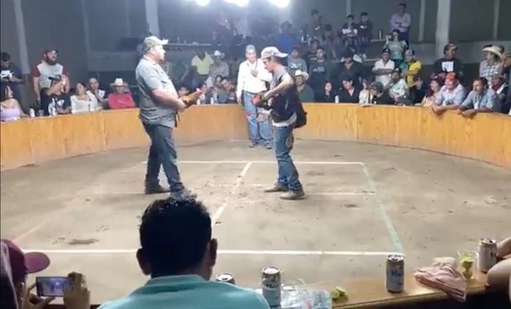 Sicarios mataron a tres personas y lesionaron a cuatro más que se encontraban en un juego de gallos, en un palenque de la comunidad de La Venta, del municipio de San José Iturbide. Foto tomada de un video difundido en Twitter

