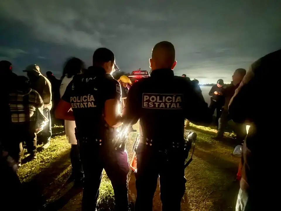 Elementos de la policía de Tolcayuca, Hidalgo, localizaron de madrugada una camioneta con impactos de bala y dos cadáveres en su interior; un tercer cuerpo es encontraba al exterior del vehículo. Foto  