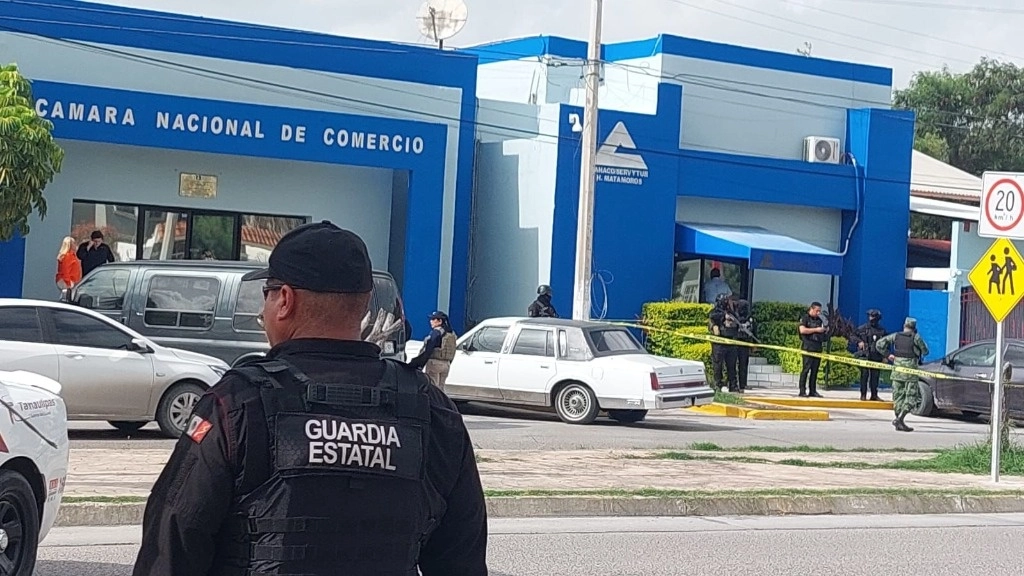 Efectivos del Ejército Mexicano y de la Guardia Estatal acordonaron ayer el área, frente a las oficinas de la Canaco-Matamoros, donde fue asesinado Julio César Almanza Armas, presidente de la Federación de Cámaras de Comercio de Tamaulipas. Foto ‘La Jornada’