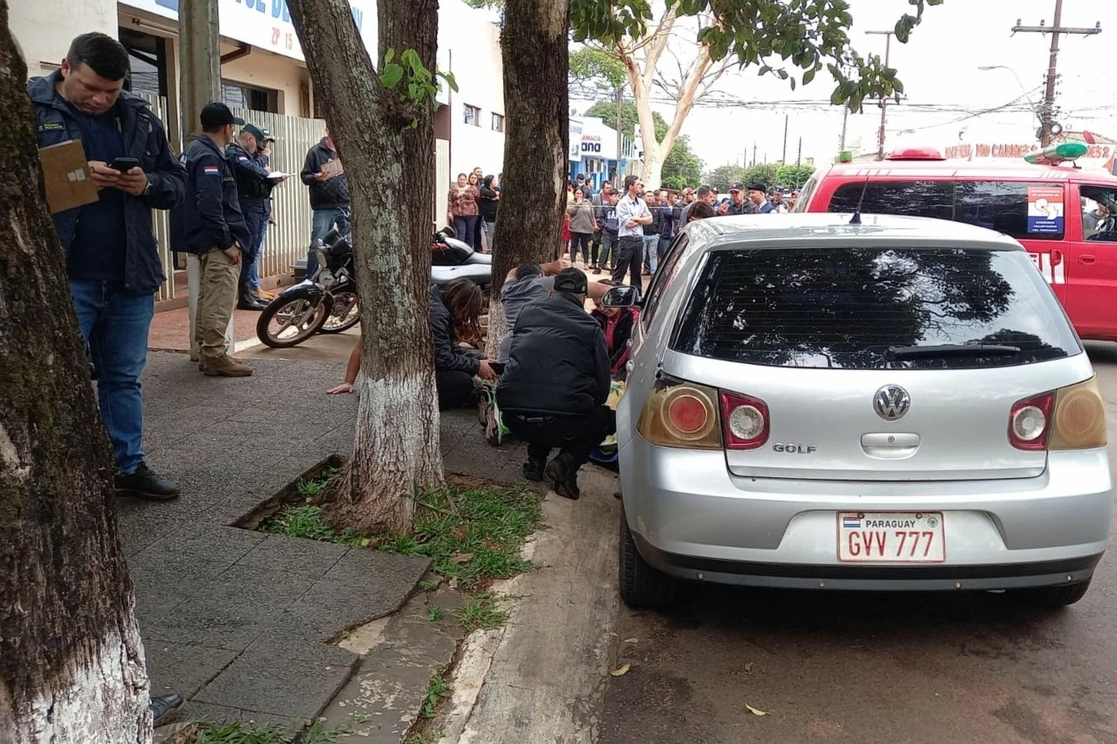 La policía paraguaya en el lugar donde asesinaron al periodista Humberto Coronel en Pedro Juan Caballero, Paraguay, el 6 de septiembre de 2022. Foto Afp