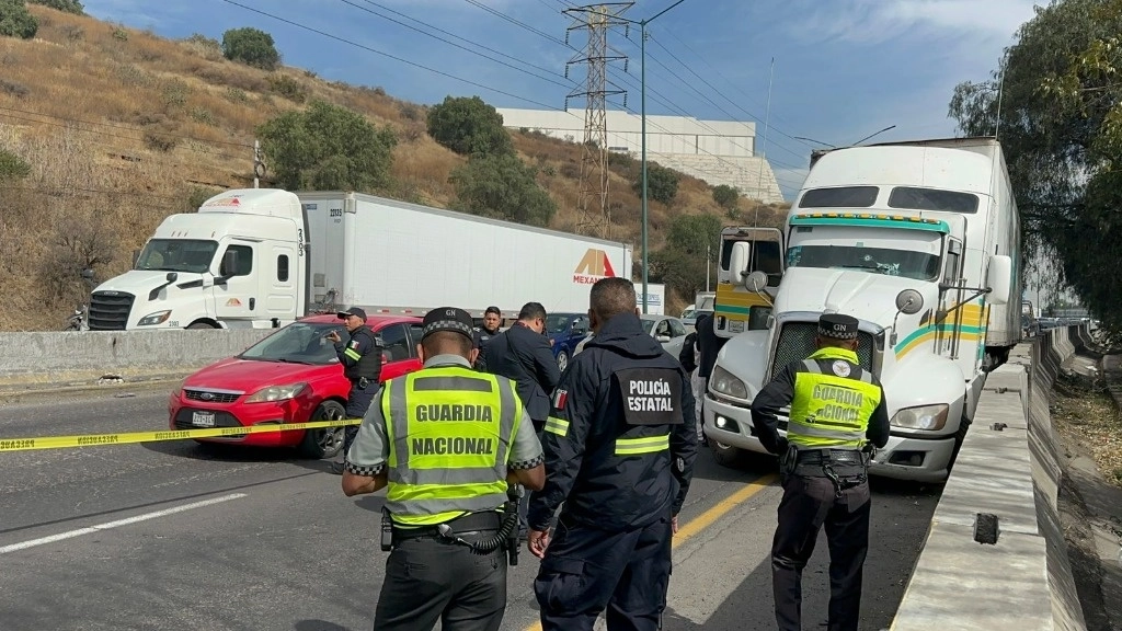 Un conductor de tractocamión fue ultimado de al menos cinco disparos la mañana de ayer en la autopista México-Querétaro, a la altura de la colonia Reserva Ecológica primera sección, municipio de Tlalnepantla, estado de México. Foto 'La Jornada'