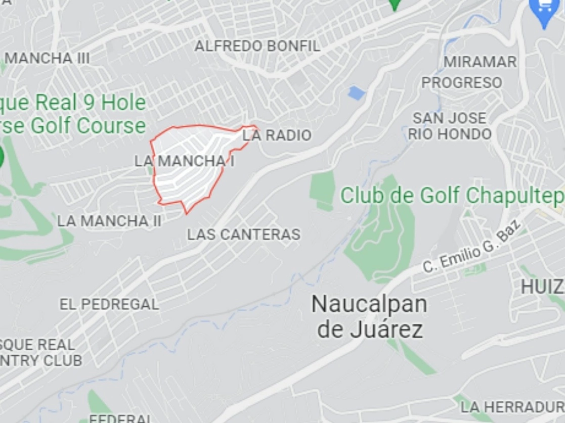 La víctima fatal conducía la combi para llevar a su hija al trabajo, en la colonia La Mancha, en Naucalpan, Edomex. Imagen tomada de Google Maps
