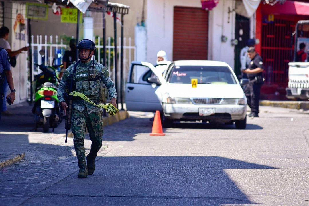 Al sitio arribaron elementos de la Guardia Nacional, Fiscalía General del Estado, Secretaría de Marina y la policía estatal, quienes acordonaron el área del crimen, pero el cuerpo de la víctima fue llevado por sus propios familiares en un vehículo particular.
