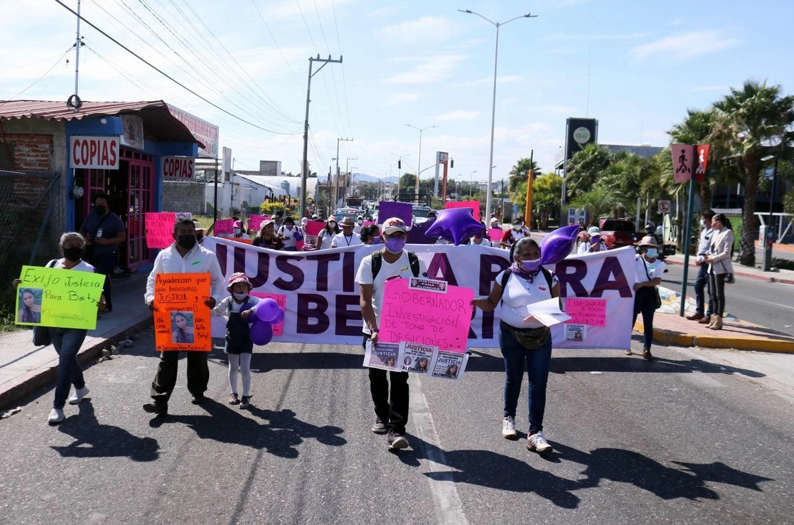 En enero pasado, familiares y amigos de Beatriz Toscano Sánchez y de Alondra Miranda Torres marcharon desde la ex hacienda de Temixco hasta las oficinas de la Fiscalía de Justicia del Estado, para exigir justicia en las averiguaciones para esclarecer sus feminicidios. Foto Cuartoscuro