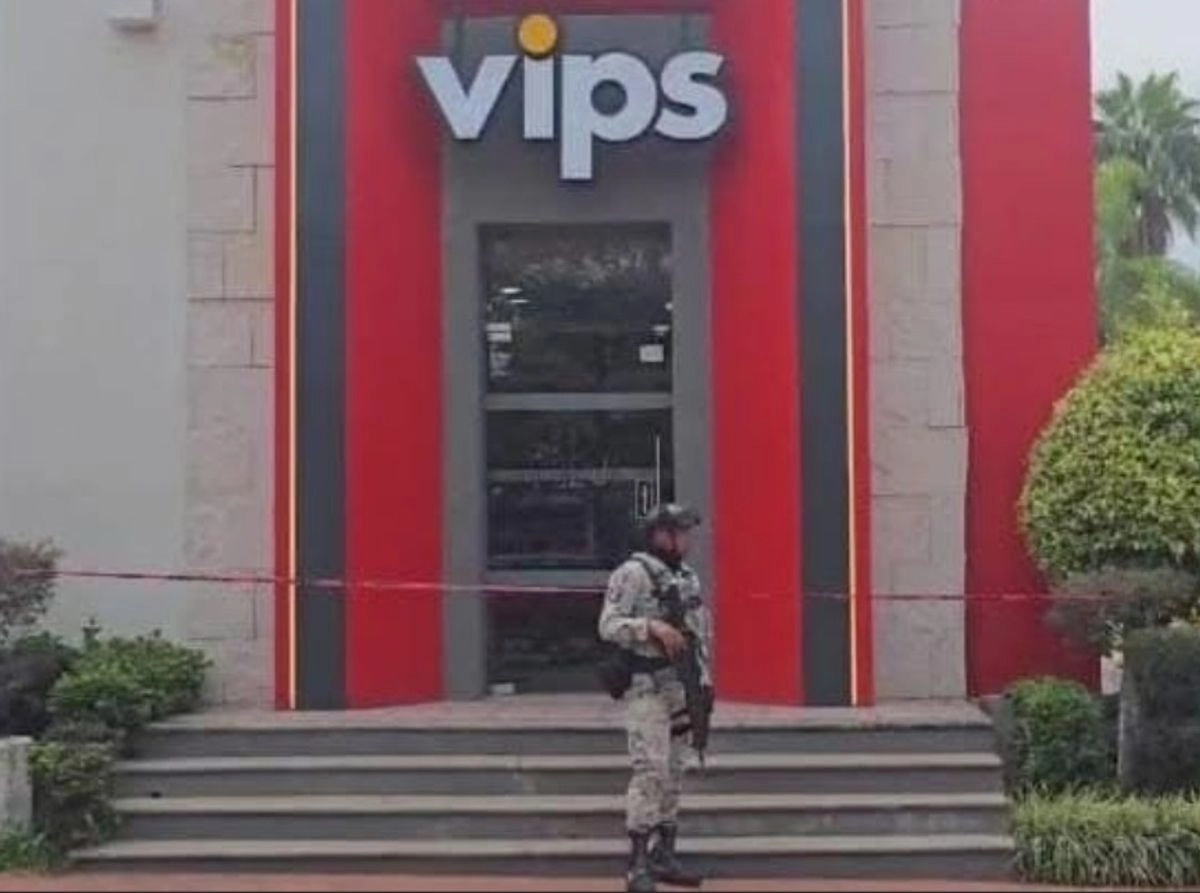 El trabajador del ayuntamiento de Cuautla se encontraba desayunando en el restaurante ubicado en la avenida Reforma de esta ciudad, hasta donde llegó un sicario y le disparó de manera directa en varias ocasiones.
