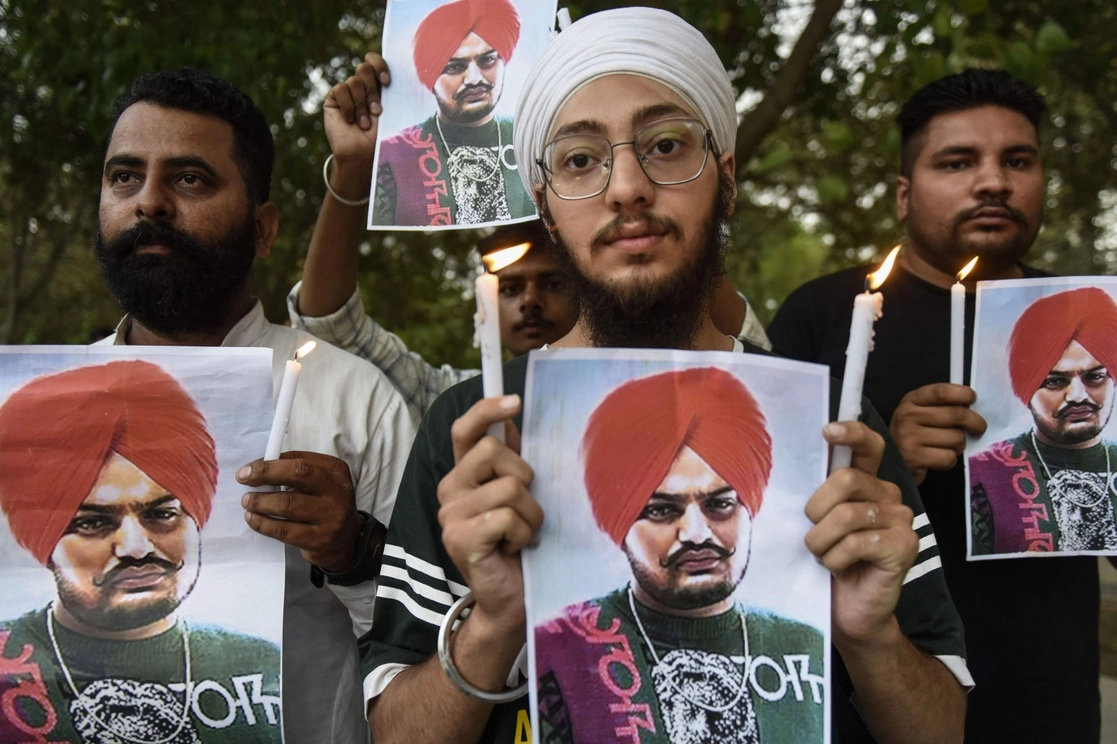 Jóvenes rinden homenaje al popular rapero Sidhu Moose Wala, quien murió el domingo por la noche. Foto Afp 