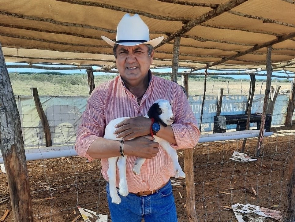 Faustino Hernández Álvarez era un político mexicano, miembro del Partido Revolucionario Institucional, Ingeniero Agrónomo con especialidad en fitotecnia, egresado de la Universidad Autónoma de Sinaloa. Foto @FaustinoHdzA 